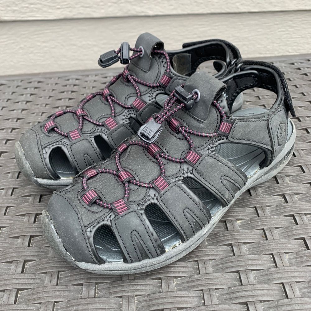 Khombu Women's Black and Grey Sandals
